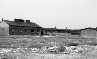Die Häftlingsküche mit Anbau auf einer Aufnahme von 1947 vor der Umnutzung zu Flüchtlingswohnungen (Aufnahme: Walter Nies, 1947, Stadtarchiv Lippstadt).
